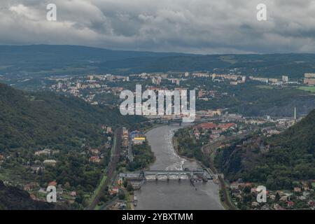 Blick vom skaligen Aussichtspunkt am bewölkten Herbsttag in der Nähe von Usti nad Labem CZ 10 05 2024 Stockfoto