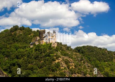 Schloss Katz und romantischer Rhein im Sommer, Deutschland. Burg Katz ist eine Burgruine oberhalb der Stadt St. Goarshausen im Rheinland Stockfoto