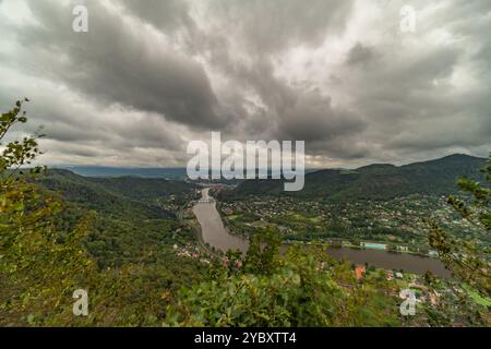 Blick vom skaligen Aussichtspunkt am bewölkten Herbsttag in der Nähe von Usti nad Labem CZ 10 05 2024 Stockfoto