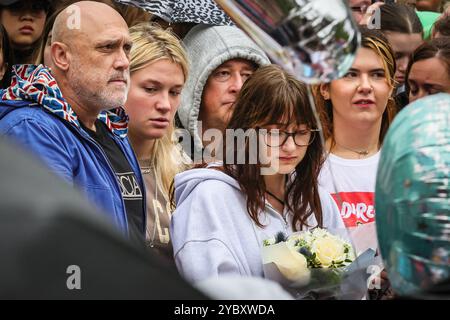 London, Großbritannien. Oktober 2024. Fans treffen sich im Hyde Park für eine Gedenkwache an der Peter-Pan-Statue, bei der Blumen, Ballons und Erinnerungsstücke hinterlassen werden. Es wurde geschätzt, dass in den ersten Stunden mehr als 2000 Trauernde an der Mahnwache teilnahmen. Der ehemalige One-Direction-Star Liam Payne starb im Alter von 31 Jahren in Buenos Aires, Argentinien, letzten Mittwoch, nachdem er von einem Balkon gefallen war, die Umstände seines Todes sind noch nicht vollständig geklärt. Quelle: Imageplotter/Alamy Live News Stockfoto