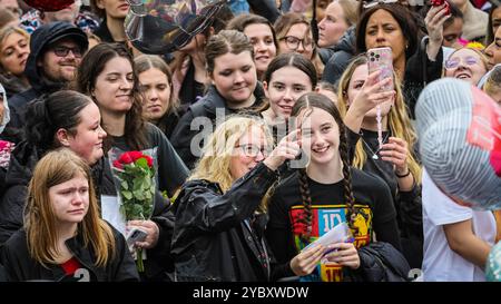 London, Großbritannien. Oktober 2024. Fans treffen sich im Hyde Park für eine Gedenkwache an der Peter-Pan-Statue, bei der Blumen, Ballons und Erinnerungsstücke hinterlassen werden. Es wurde geschätzt, dass in den ersten Stunden mehr als 2000 Trauernde an der Mahnwache teilnahmen. Der ehemalige One-Direction-Star Liam Payne starb im Alter von 31 Jahren in Buenos Aires, Argentinien, letzten Mittwoch, nachdem er von einem Balkon gefallen war, die Umstände seines Todes sind noch nicht vollständig geklärt. Quelle: Imageplotter/Alamy Live News Stockfoto