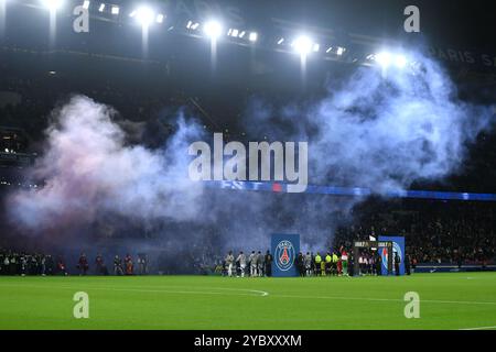 Paris, Frankreich. Oktober 2024. Eintritt der Spieler während des 8. Tages der Ligue 1 Mc Donald's, zwischen PSG und RC Strasbourg Elsace im Parc des Princes, 19. Oktober 2024 Credit: LE PICTORIUM/Alamy Live News Stockfoto