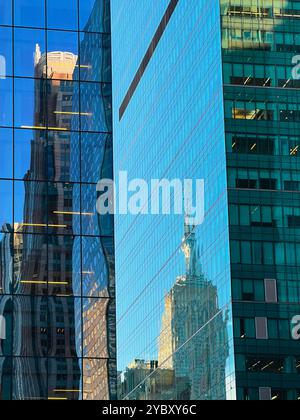 Reflexion des Empire State Building in Fenstern des Büroblocks in der Innenstadt von New York City, USA Stockfoto