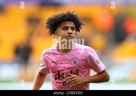 Wolverhampton, Großbritannien. August 2024. Rico Lewis aus Manchester City erwärmt sich während des Premier League-Spiels zwischen Wolverhampton Wanderers und Manchester City Credit: MI News & Sport /Alamy Live News Stockfoto