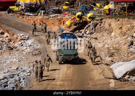 Chimney Rock, Usa. 17. Oktober 2024. Soldaten der US-Armee des 325. Airborne Infantry Regiments entfernen Trümmer vom Flussufer und von den Straßen nach dem Hurrikan Helene, 18. Oktober 2024 in Marion, North Carolina. Quelle: Madeleine Cook/FEMA Photo/Alamy Live News Stockfoto