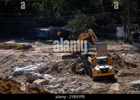 Chimney Rock, Usa. 18. Oktober 2024. FEMA-Auftragnehmer verwenden schwere Maschinen, um Schutt aus der Innenstadt und dem Gebiet des Broad River nach dem Hurrikan Helene am 18. Oktober 2024 in Chimney Rock, North Carolina, zu entfernen. Quelle: Madeleine Cook/FEMA Photo/Alamy Live News Stockfoto