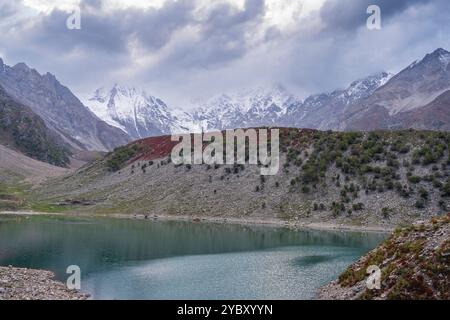 Malerischer Blick auf den Rama-See mit Chongra-Gipfel im Hintergrund an bewölktem Tag, Astore, Gilgit-Baltistan, Pakistan Stockfoto