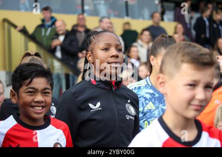 Rotterdam, Niederlande. Oktober 2024. Rotterdam, Niederlande, 20. Oktober 2024: Celainy Obispo (5 Feyenoord) tritt während des Eredivisie Vrouwen Fußballspiels zwischen Feyenoord und Ajax in Varkenoord in Rotterdam ein. (Leiting Gao/SPP) Credit: SPP Sport Press Photo. /Alamy Live News Stockfoto