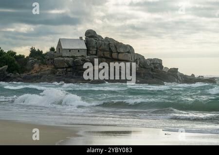 Corps de Garde in Kerfissien (Finistère, Frankreich) an einem windigen Sommertag Stockfoto