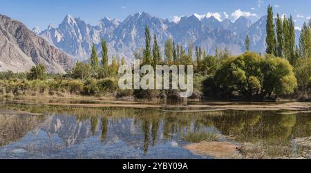 Panoramablick auf die Haldi-Kegel im Shyok-Fluss in der Nähe von Khaplu, Ghanche, Gilgit-Baltistan, Pakistan Stockfoto