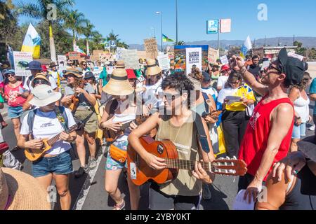 Gran Canaria, Kanarische Inseln, Spanien, 20. Oktober 2024. Ein koordinierter Protest tausender Einheimischer auf allen Kanarischen Inseln, der ein Einfrieren der Touristenzahlen und eine nachhaltigere Tourismuspolitik fordert. IM BILD: Tausende Demonstranten marschieren vor Hotels im Maspalomas Resort auf Gran Canaria. Credit: Alan Dawson/Alamy Live News. Stockfoto