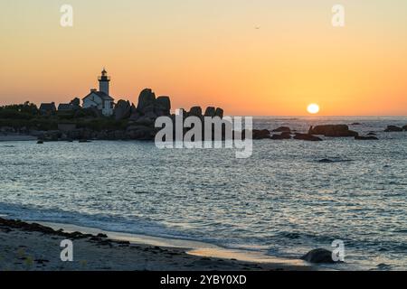 Die Sonne untergeht hinter dem Leuchtturm Phare de Pontusval in der Bretagne, Frankreich Stockfoto