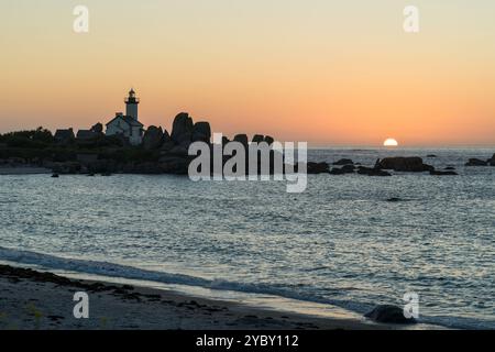 Die Sonne untergeht hinter dem Leuchtturm Phare de Pontusval in der Bretagne, Frankreich Stockfoto