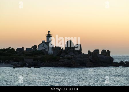 Abenddämmerung am Leuchtturm Phare de Pontusval in der Bretagne, Frankreich Stockfoto