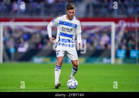 Zwolle, Niederlande. Oktober 2024. ZWOLLE, NIEDERLANDE - 20. OKTOBER: Damian van der Haar von PEC Zwolle dribbelt während des niederländischen Eredivisie-Spiels zwischen PEC Zwolle und NAC Breda im MAC3PARK Stadion am 20. Oktober 2024 in Zwolle, Niederlande. (Foto von Andre Weening/Orange Pictures) Credit: Orange Pics BV/Alamy Live News Stockfoto