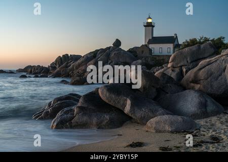 Der Leuchtturm Phare de Pontusval in der Bretagne (Frankreich) in der Abenddämmerung Stockfoto