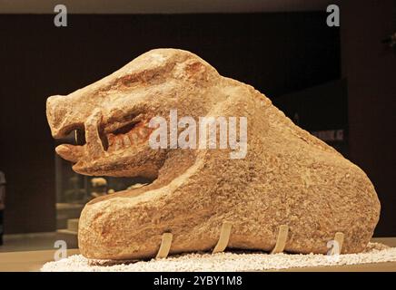 LIfesisierte Statue des Wildschweins mit bemalten Flächen, die 2023 auf der UNESCO-Stätte Gobekli Tepe aus dem frühen Neolithikum gefunden wurde und im Archäologischen Museum Sanliurfa im Südosten der Türkei ausgestellt wurde Stockfoto