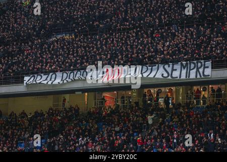 Mailand, Italien. Oktober 2024. Fans des AC Mailand wurden 2024/25 während des Fußballspiels der Serie A zwischen dem AC Mailand und Udinese Calcio im San Siro Stadion gesehen. Endergebnis; Milan 1:0 Udinese (Foto: Fabrizio Carabelli/SOPA Images/SIPA USA) Credit: SIPA USA/Alamy Live News Stockfoto