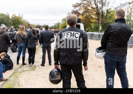 Paris, Frankreich. Oktober 2024. Ein Biker mit einer FFMC-Jacke während der Demonstration, die vom französischen Verband der Angry Bikers (FFMC) organisiert wurde. Sie demonstrieren gegen die Erhöhung der Geschwindigkeit der Pariser Ringstraße auf 50 km/h anstelle der bisherigen 70 km/h, aber auch gegen die Wiederherstellung der Queue. In der Porte Dauphine in Paris am 20. Oktober 2024. Foto: Alexis Jumeau/ABACAPRESS. COM Credit: Abaca Press/Alamy Live News Stockfoto