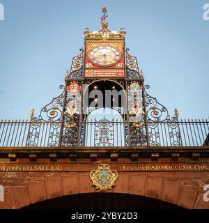 Chester Eastgate Turmuhr oben an der römischen Eastgate Mauer in Chester, Cheshire. Stockfoto