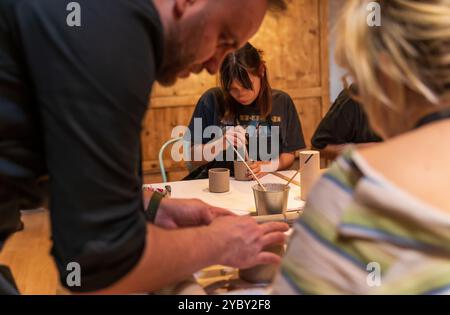 Krakau, Polen - 20. Oktober 2024: Die Teilnehmer konzentrierten sich auf die Herstellung von Töpferwaren, die ein kollaboratives und künstlerisches Umfeld darstellen. Das Bild erfasst c Stockfoto