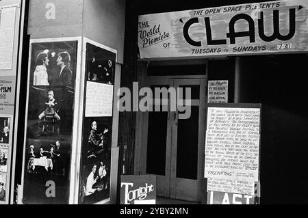 Außenansicht des Open Space Theatre, Tottenham Court Road, London NW1 01/1975 mit Kunstwerken, Rezensionen und Fotos für CLAW von Howard Barker Stockfoto