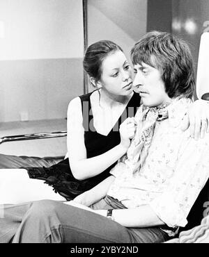 Jenny Agutter (Sandy), Philip Jackson (Bentley) in VERWURZELT von Alexander Buzo im Hampstead Theatre Club, London NW3 03/1973 Regisseur: PAM Brighton Stockfoto