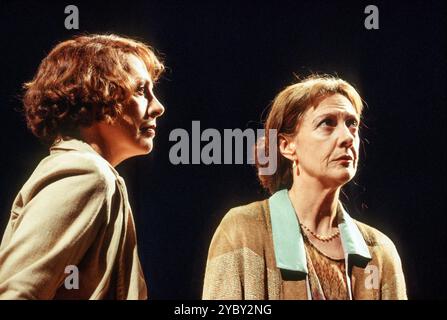 l-r: Penelope Wilton (Vita Sackville-West), Eileen Atkins (Virginia Woolf) in VITA & VIRGINIA von Eileen Atkins im Ambassadors Theatre, London WC2 10/10/1993 A Chichester Festival 1992 Produktionsdesign: Lucy Hall Beleuchtung: Mark Henderson Regie: Patrick Garland Stockfoto