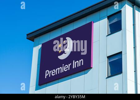 Great Yarmouth, Großbritannien – 11. Oktober 2024: Außenschilder und Logo der britischen Hotelkette Premier Inn Stockfoto