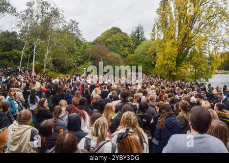 London, Großbritannien. Oktober 2024. Fans veranstalten im Hyde Park eine Mahnwache für den ehemaligen One-Direction-Popstar Liam Payne, der in Buenos Aires starb. Die Fans legten Blumen und Tribut an die Peter-Pan-Statue, sangen Lieder und hielten eine Schweigeminute. Quelle: Vuk Valcic/Alamy Live News Stockfoto