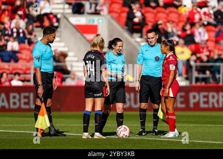 St Helens, Großbritannien. Sonntag, 20. Oktober 2024, Barclays Women’s Super League: Liverpool FC Women vs Crystal Palace Women im St. Helens Stadium. Münzwurf vor dem Spiel. James Giblin/Alamy Live News. Stockfoto