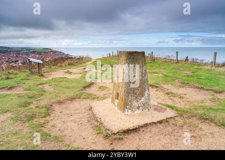 Trig Point oder Triangulation Point auf dem Gipfel des Beeston Hill in Sheringham, Norfolk, Großbritannien, in landschaftlicher Ausrichtung Stockfoto