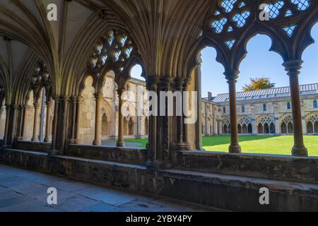 Blick durch die Fenster der Norwich Cathedral auf den Innenhof Stockfoto