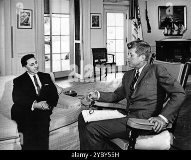 US-Präsident John F. Kennedy (im Schaukelstuhl) trifft sich mit dem neu ernannten Botschafter Afghanistans, Dr. Abdul Majid, Oval Office, Weißen Haus, Washington, D.C., USA, Robert Knudsen, Fotos des Weißen Hauses, 21. August, 1963 Stockfoto