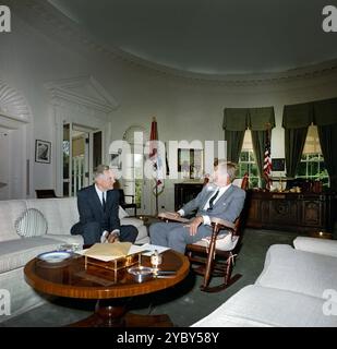 US-Präsident John F. Kennedy (im Schaukelstuhl) trifft sich mit dem neu ernannten US-Botschafter in Südvietnam, Henry Cabot Lodge, Oval Office, Weißen Haus, Washington, D.C., USA, Robert Knudsen, Fotos des Weißen Hauses, 15. August, 1963 Stockfoto