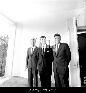 US-Staatsanwalt Robert F. Kennedy; Senator Edward M. Kennedy (Massachusetts) und US-Präsident Kennedy, vor dem Oval Office, Weißen Haus, Washington, D.C., USA, Cecil Stoughton, Fotos Des Weißen Hauses, 28. August 1963 Stockfoto