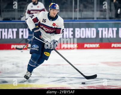 Nikolaus Heigl (EHC Red Bull München, #15) beim Warmup. GER, EHC Red Bull München gegen Nürnberg Ice Tigers, Eishockey, DEL, 11. Spieltag, Saison 2024/2025, 20.10.2024. Foto: Eibner-Pressefoto/Heike Feiner Stockfoto