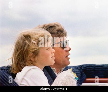 Kopf-und-Schulter-Profil-Porträt des US-Präsidenten John F. Kennedy, der neben seiner Tochter Caroline Kennedy an Bord der Präsidentenyacht „Honey Fitz“ vor der Küste von Hyannis Port, Massachusetts, USA sitzt, Cecil Stoughton, Fotos des Weißen Hauses, August 1963 Stockfoto