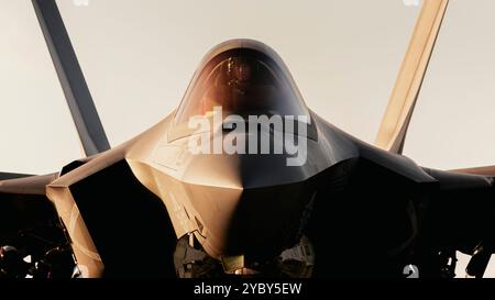 Pazifik, Usa. 17. Oktober 2024. Ein US-Navy F-35C Lightning II Tarnflugzeug mit den Argonauts of Strike Fighter Squadron 147 betankt auf dem Flugdeck des Flugzeugträgers USS George Washington der Nimitz-Klasse am 17. Oktober 2024 auf dem Pazifik. Kredit: MC3 August Clawson/USA Navy/Alamy Live News Stockfoto