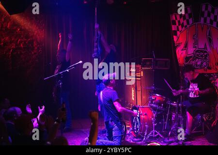 Die US-amerikanische Hardcore-Punkband Zeke trat in Berlin im Runners Rosk&Motor Club auf. Stockfoto