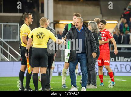 Göteborg, Schweden. Oktober 2024. Der ehemalige schwedische Fußballspieler Jonas Tern schüttelte nach dem Spiel zwischen GAIS und IFK Värnamo im Gamla Ullevi-Stadion die Hand. Quelle: Per Ljung/Alamy Live News Stockfoto