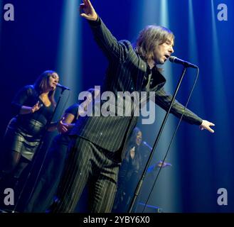 Primal Scream, Bobby Gillespie, Sänger, unterstützt Alice Cooper in der Birmingham Utilita Arena, 16. Oktober 2024 Stockfoto