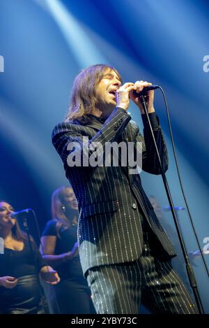 Primal Scream, Bobby Gillespie, Sänger, unterstützt Alice Cooper in der Birmingham Utilita Arena, 16. Oktober 2024 Stockfoto