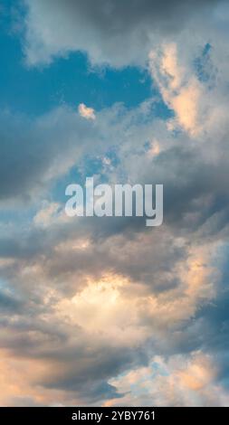 Sonnenaufgangshimmel mit flauschigen Wolken und Licht. Stockfoto