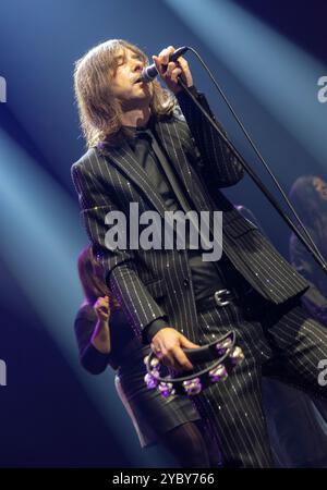 Primal Scream, Bobby Gillespie, Sänger, unterstützt Alice Cooper in der Birmingham Utilita Arena, 16. Oktober 2024 Stockfoto