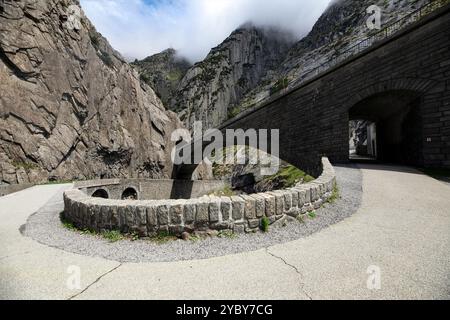 Der Fußgängerweg windet sich unter einer Überführung der Hochgebirgsbahn Stockfoto