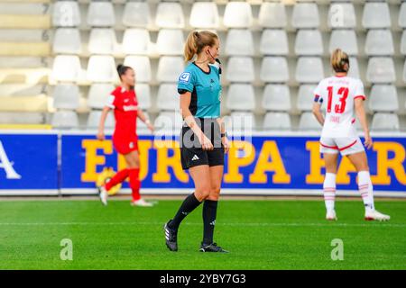 Freiburg Im Breisgau, Deutschland. Oktober 2024. Schiedsrichterin Davian Lutz Google Pixel Frauen-Bundesliga, SC Freiburg vs. RasenBallsport Leipzig, 20.10.2024 DFB/DFL-VORSCHRIFTEN VERBIETEN JEDE VERWENDUNG VON FOTOGRAFIEN ALS BILDSEQUENZEN UND/ODER QUASI-VIDEO/dpa/Alamy Live News Stockfoto