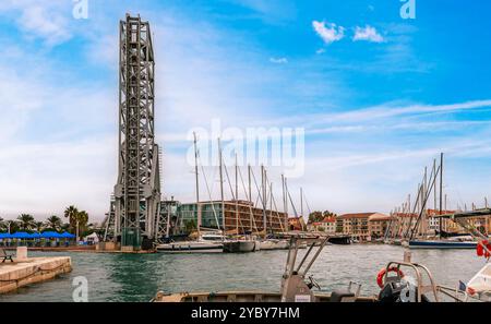 Hafen von La Seyne sur mer, seine Brücke, seine Boote, Var, in der Provence, Frankreich Stockfoto