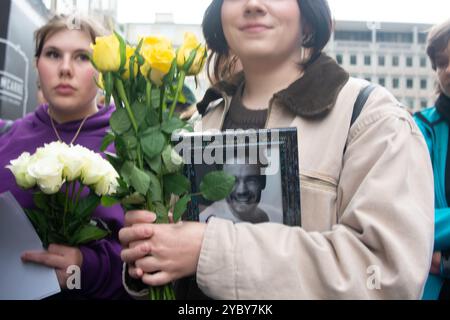 Köln, Deutschland. Oktober 2024. Hundert Fans des ehemaligen One-Direction-Mitglieds Liam Payne versammeln sich, um nach dem Tod des Sängers in Köln am 20. Oktober 2024 eine Gedenkfeier auf dem Domplatz zu halten. (Foto von Ying Tang/NurPhoto)0 Credit: NurPhoto SRL/Alamy Live News Stockfoto