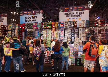 New York, Usa. Oktober 2024. Am 19. Oktober 2024 besuchte man die New York Comic Con 2024 im Jacob Javits Center in New York City, USA. Die New York Comic Con ist die größte Popkultur-Convention an der Ostküste und die einzige, die in der Comic-, Verlags-, Medien- und Lizenzhauptstadt der Welt stattfindet - Gotham City. (Foto: Gordon Donovan) Credit: NurPhoto SRL/Alamy Live News Stockfoto